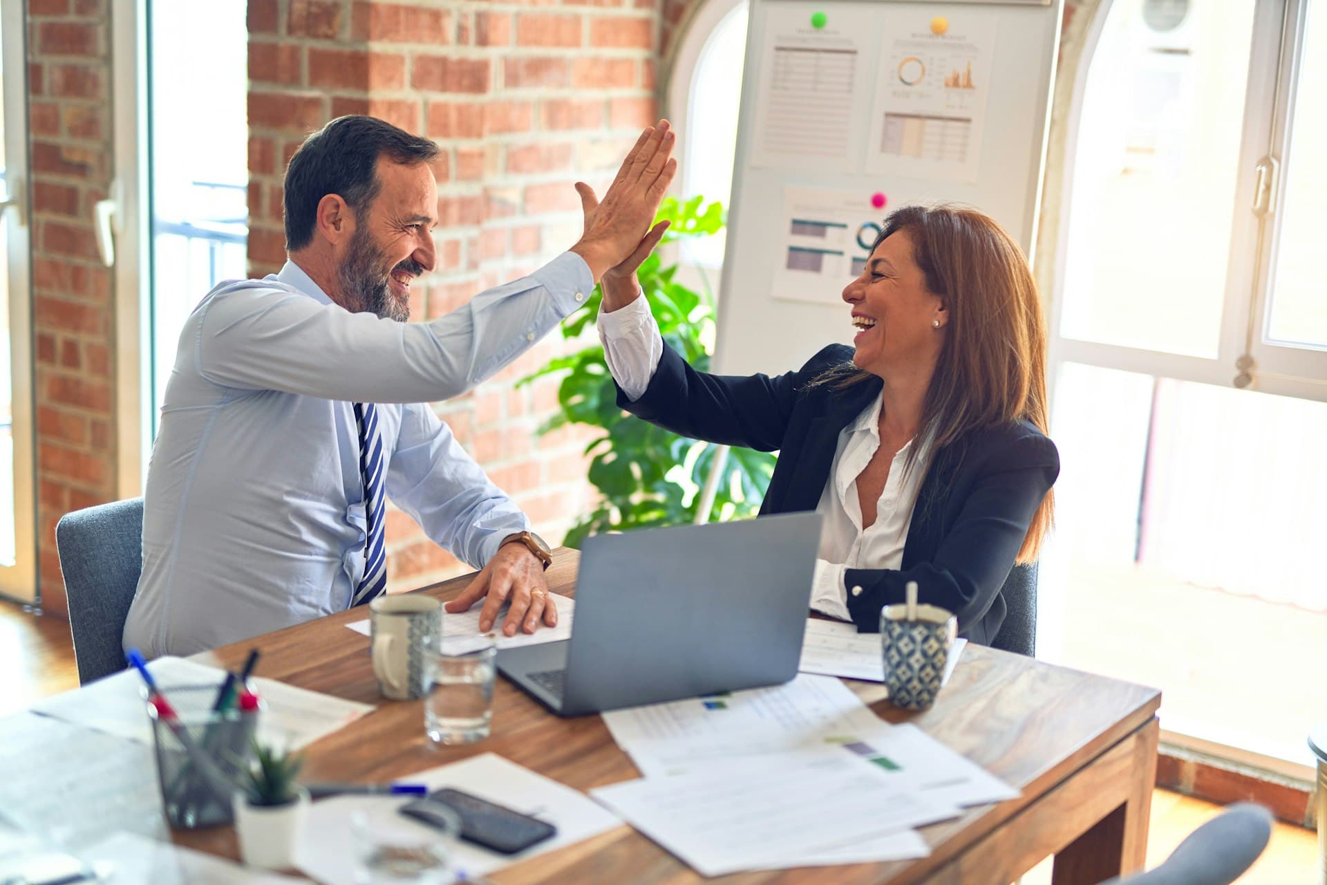 Equipo de trabajo en reunión de capacitación empresarial